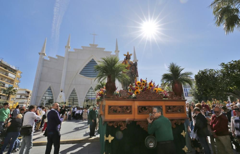 La procesión recorrió el itinerario entre la iglesia del Sagrado Corazón y la Inmaculada en Torrevieja