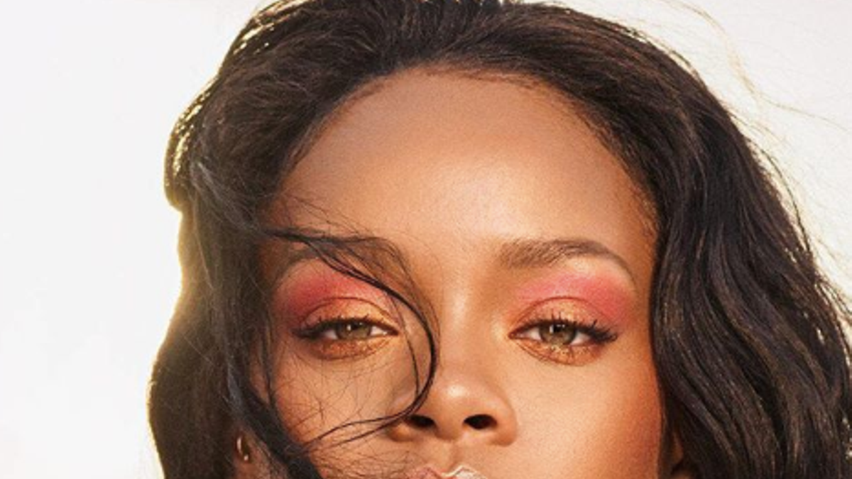 Rihanna quiere que vayas a la playa con el maquillaje más colorido