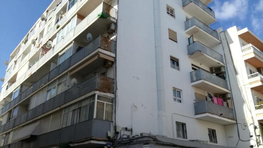 Edificio desde donde se precipitó el británico