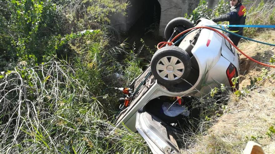 Bomberos de Sinarcas rescatan a una conductora