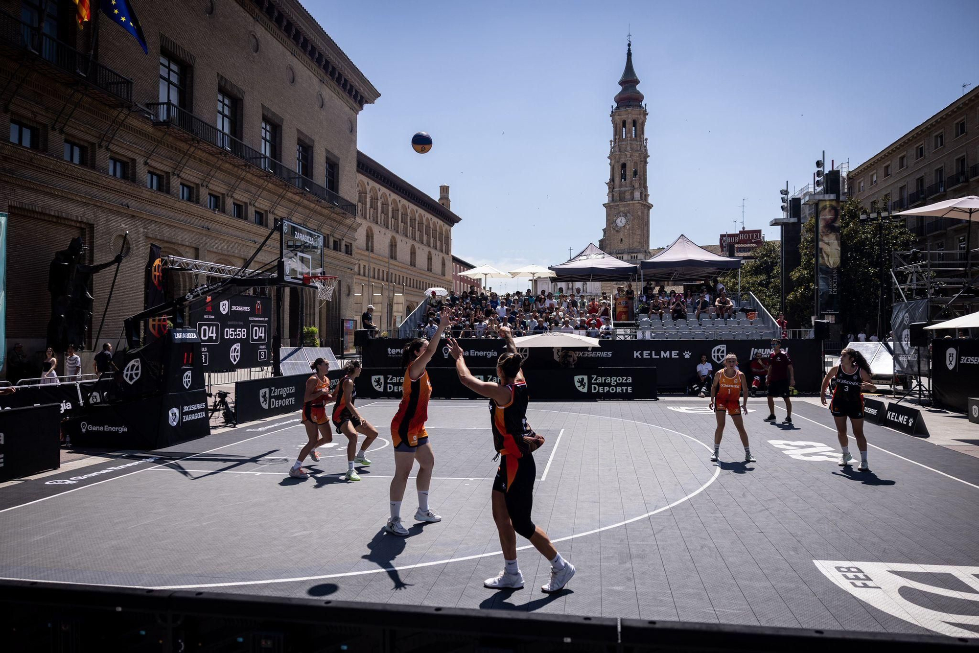 En imágenes | La Plaza del Pilar respira baloncesto con el 3x3