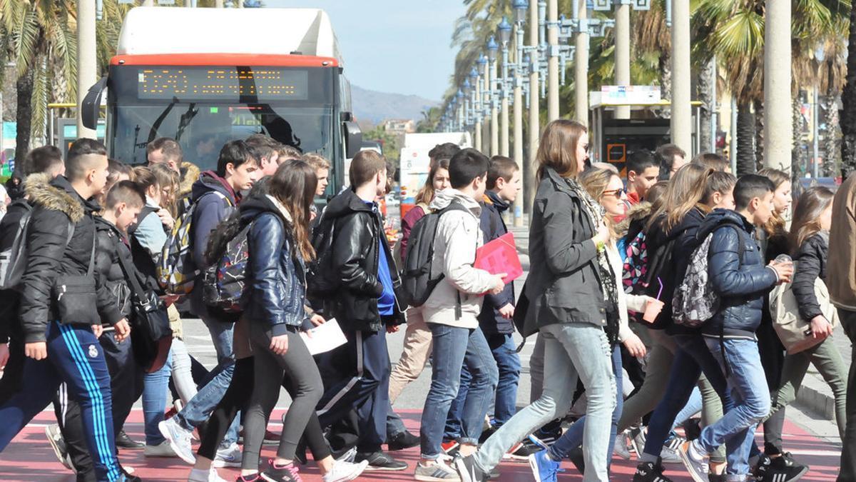 Un grupo de adolescentes durante una salida escolar en Barcelona.