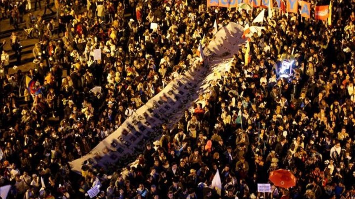 Manifestación masiva en Bogotá en favor de la paz.