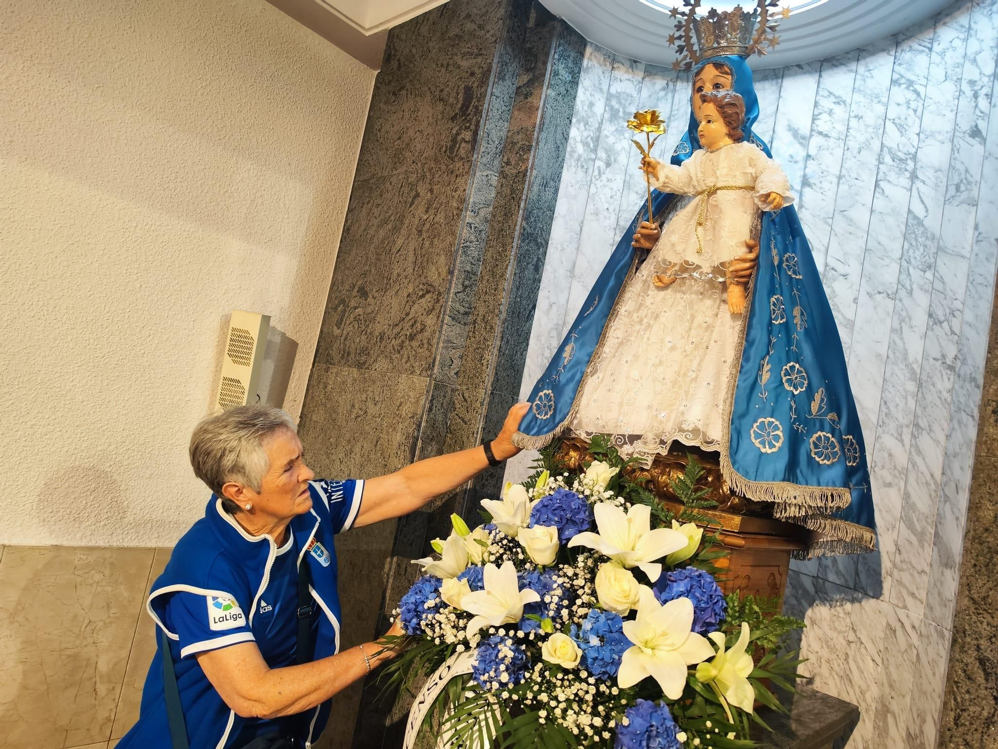 Ofrenda azul en Lugo de Llanera: los oviedistas agradecen a Santa María el ascenso a Primera