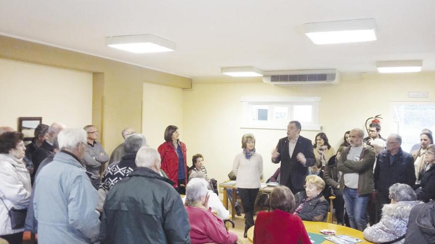 Mayores, el alcalde y miembros del Gobierno local, ayer, en la inauguración del aula de mayores de Dorneda.