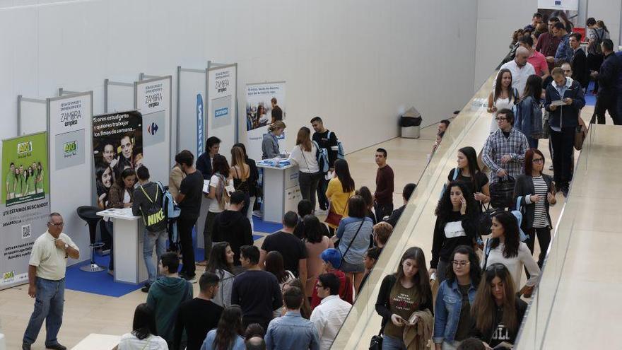 Asistentes a la Feria de Empleo celebrada en el Ramos Carrión.