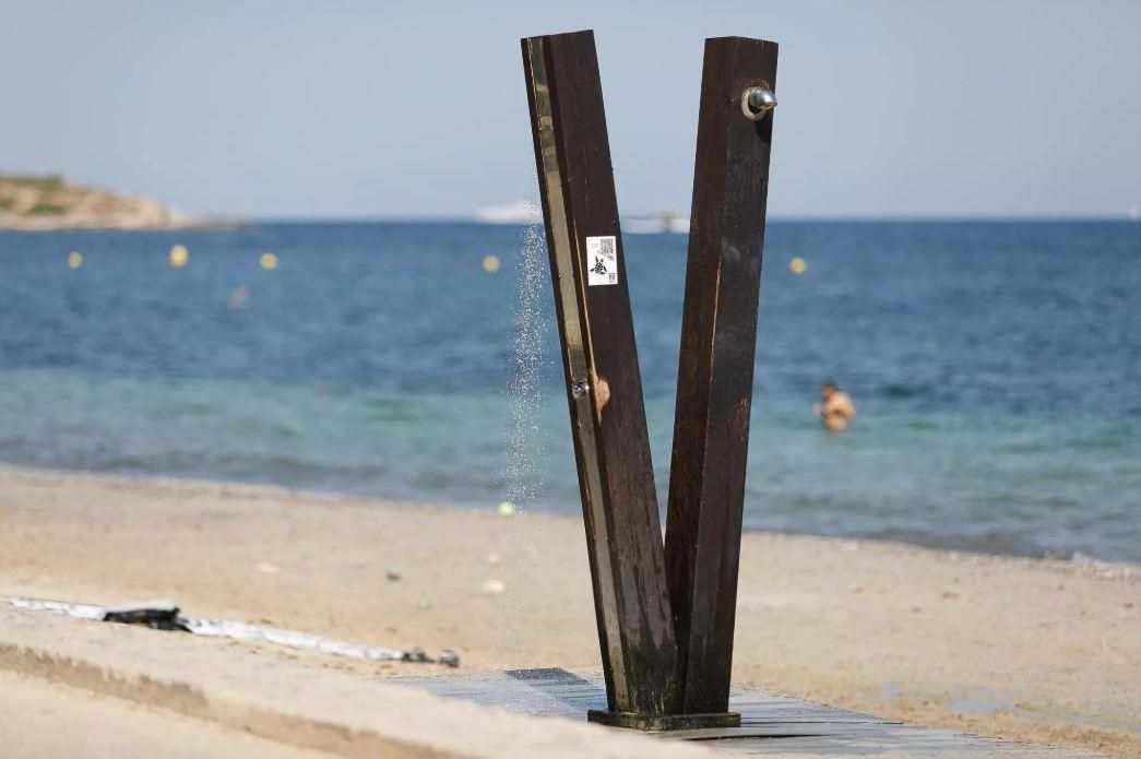 Una ducha en una playa de Ibiza