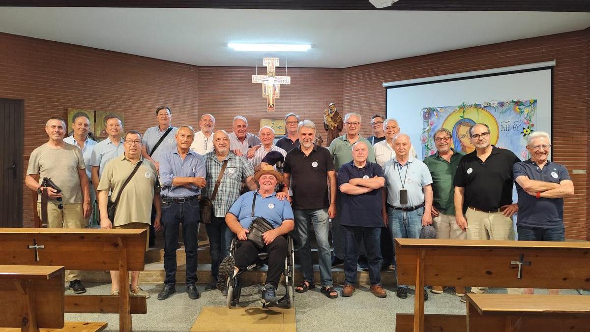 Los exalumnos en la capilla del colegio San Antonio durante el reencuentro del sábado.