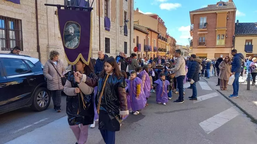 La Semana Santa de Toro se rejuvenece: La cantera de la cofradía de Jesús Nazareno sale en procesión para clausurar los talleres de Infancia Nazarena