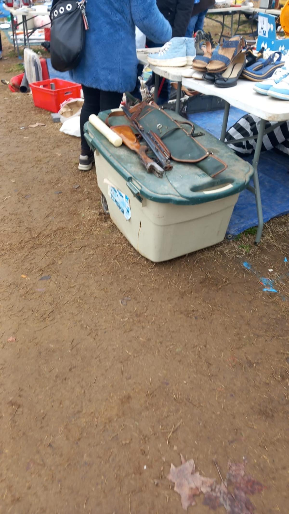 Dues escopetes antigues i una closca de tortuga protegida en un dispositiu dels Mossos al mercat de segona mà de Celrà