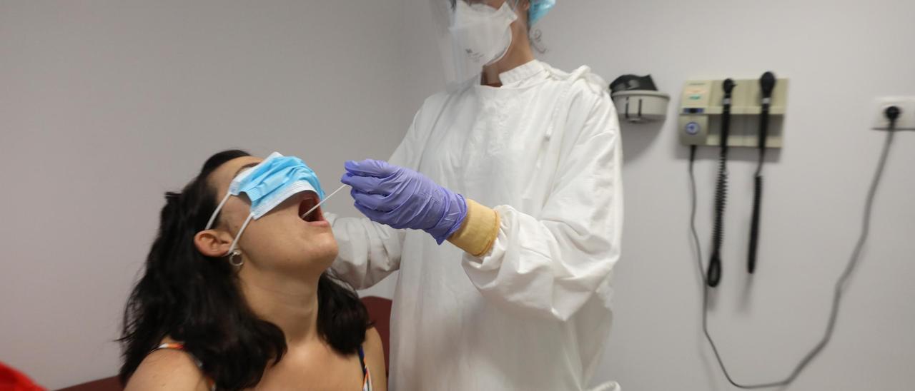 Un equipo médico realiza pruebas PCR en un centro sanitario de la provincia.