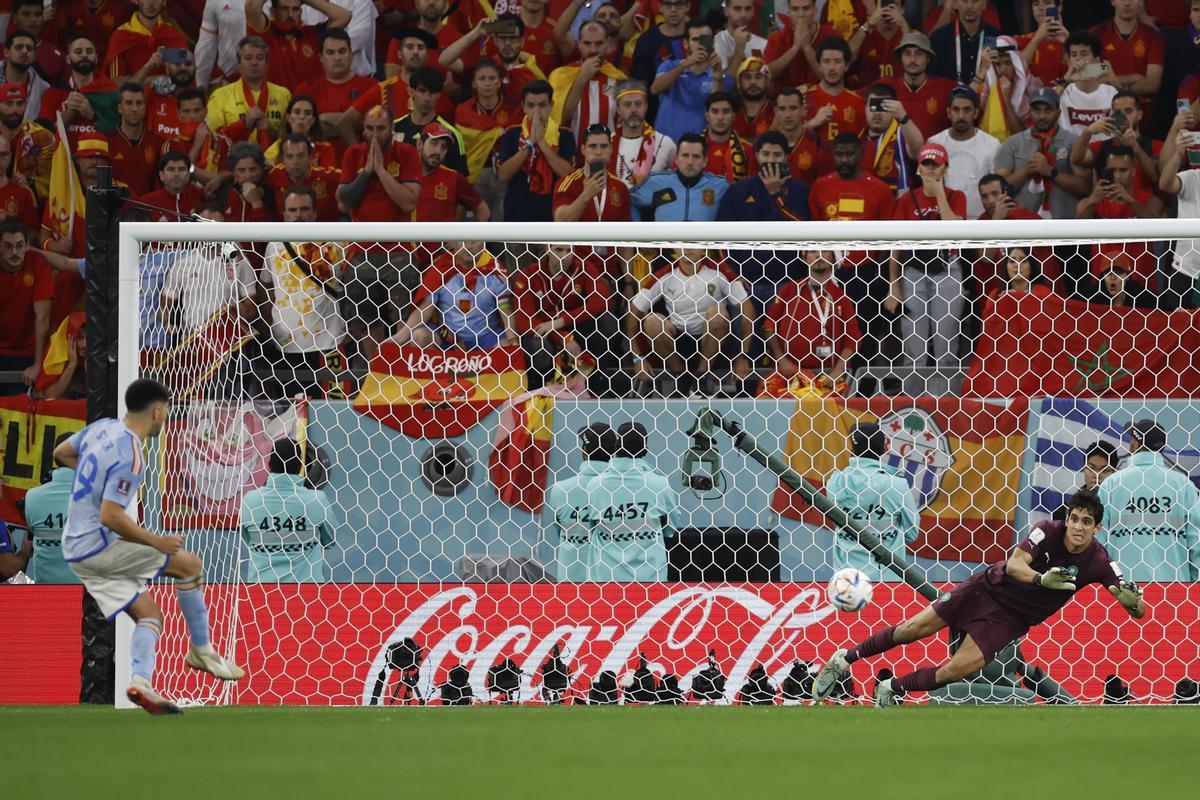 Yassine Bounou detiene el penalti a Carlos Soler.