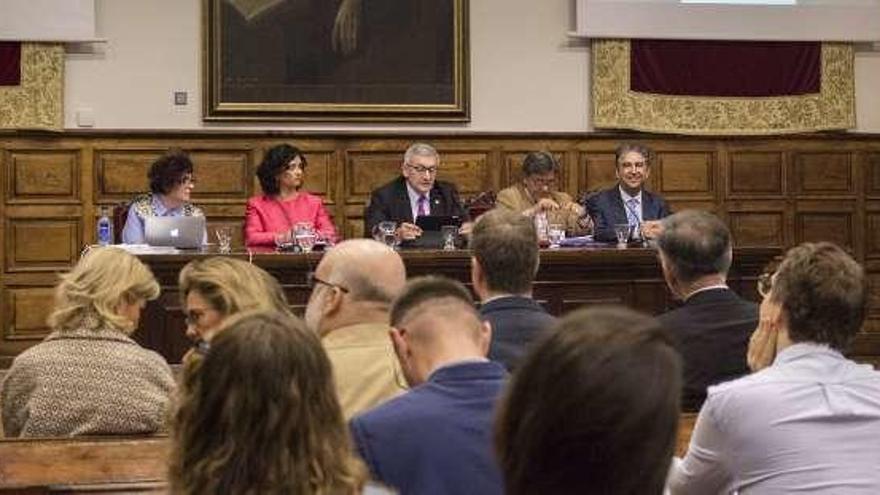 El rector, en el centro, interviene en el acto inaugural del congreso.