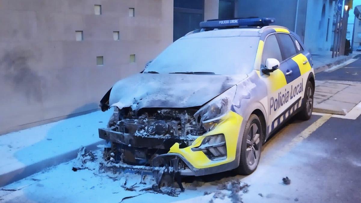 Estat en què ha quedat el vehicle de la Policia Local