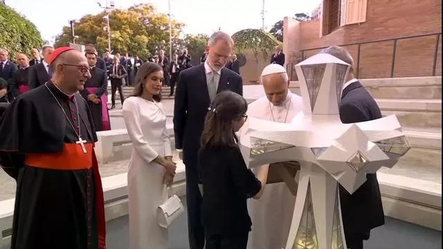 El Papa le regala un rosario a Valentina, una niña de 13 años invidente: "¡Lo guardaré para siempre!"