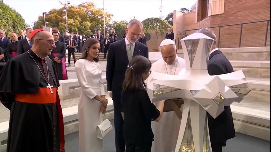 El Papa le regala un rosario a Valentina, una niña