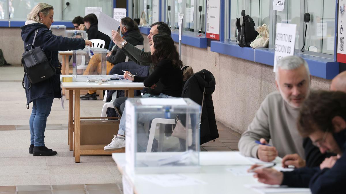 Mesas electorales en Praza do Rei durante las pasadas elecciones gallegas.