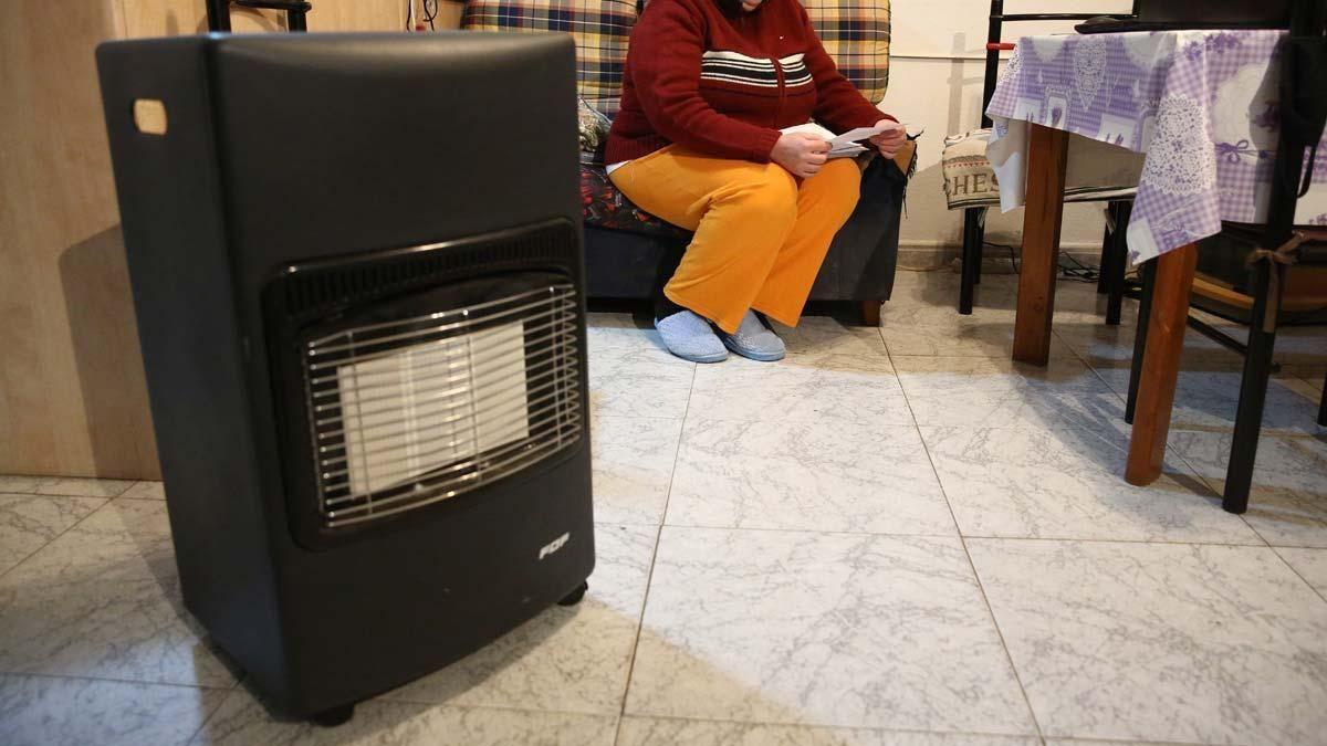 Una mujer afectada por pobreza energética.