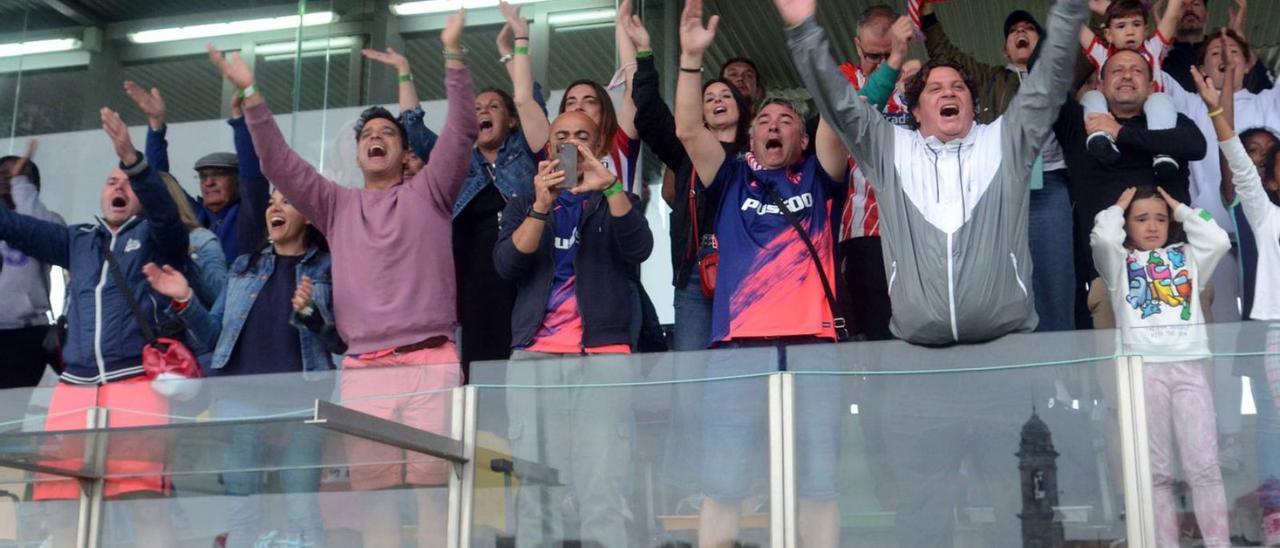 Aficionados del Atlético de Madrid celebran el título de su equipo en A Senra.