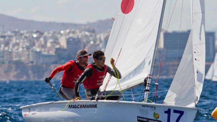 Onán Barreiros y Juan Curbelo, durante una regata.