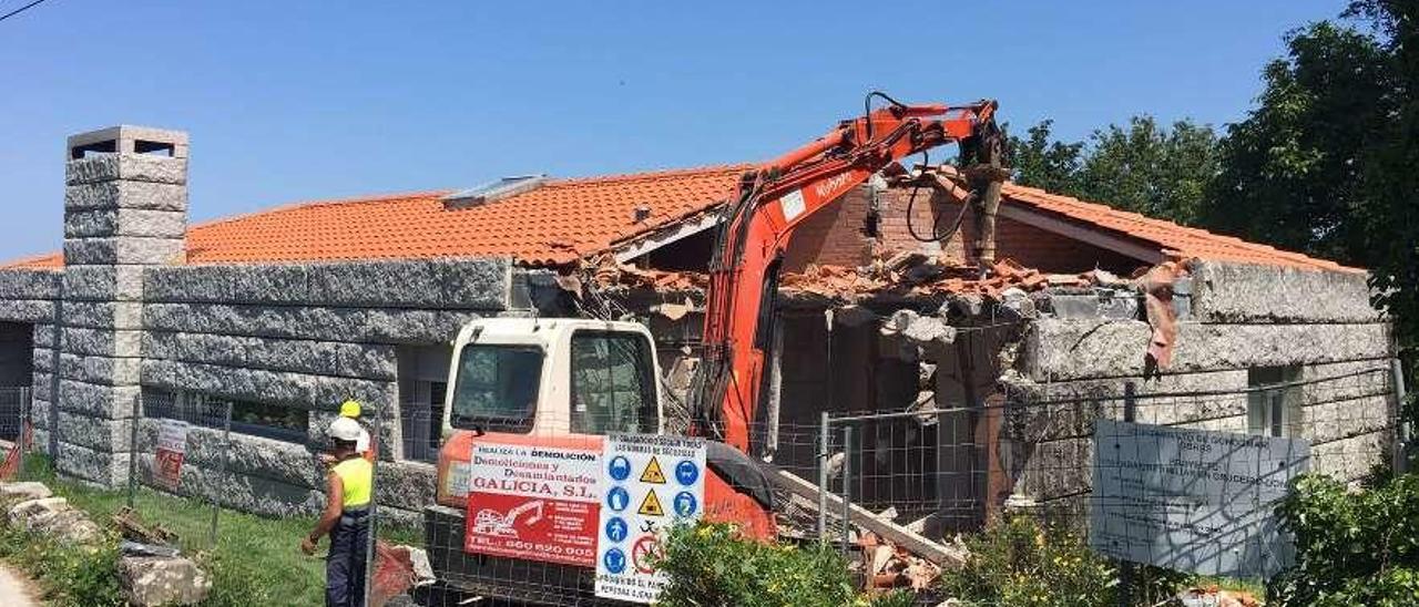 Momento del derribo de la casa en 2017 por el Concello de Gondomar. // J. Lores