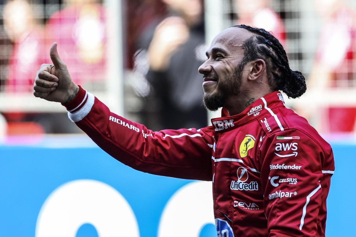 SHANGHAI (China), 22/03/2025.- Scuderia Ferrari driver Lewis Hamilton of Britain celebrates after winning the Sprint race prior to the Formula One Chinese Grand Prix, at the Shanghai International Circuit in Shanghai, China, 22 March 2025. The 2025 Formula 1 Chinese Grand Prix is held on 23 March. (Fórmula Uno, Reino Unido) EFE/EPA/ALEX PLAVEVSKI