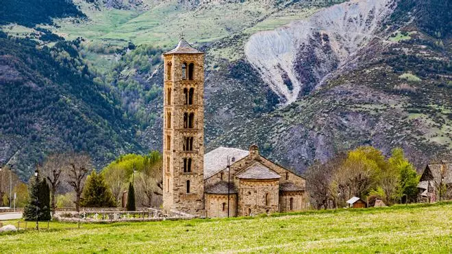 La ruta de montaña que llega a unas termas únicas entre paisajes y pueblos impresionantes