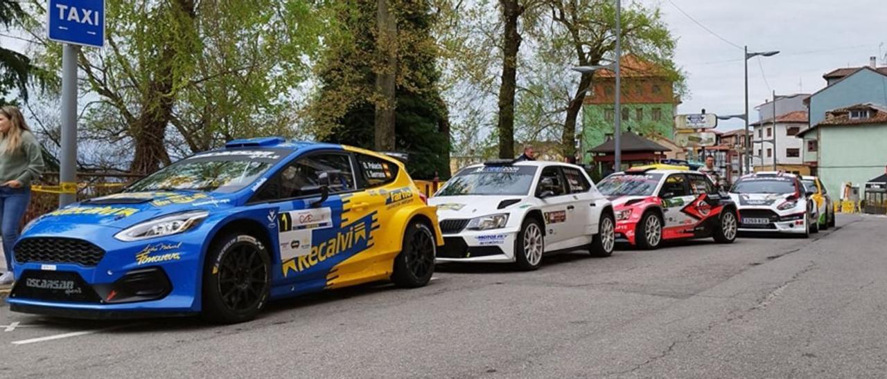 Los participantes en el rally de Tineo, en el primer reagrupamiento de la competición. | Rally Tineo