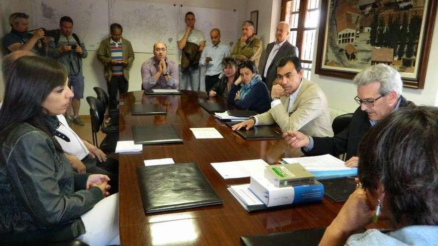 Fernando Martínez Maíllo preside un pleno municipal en Casaseca de las Chanas.