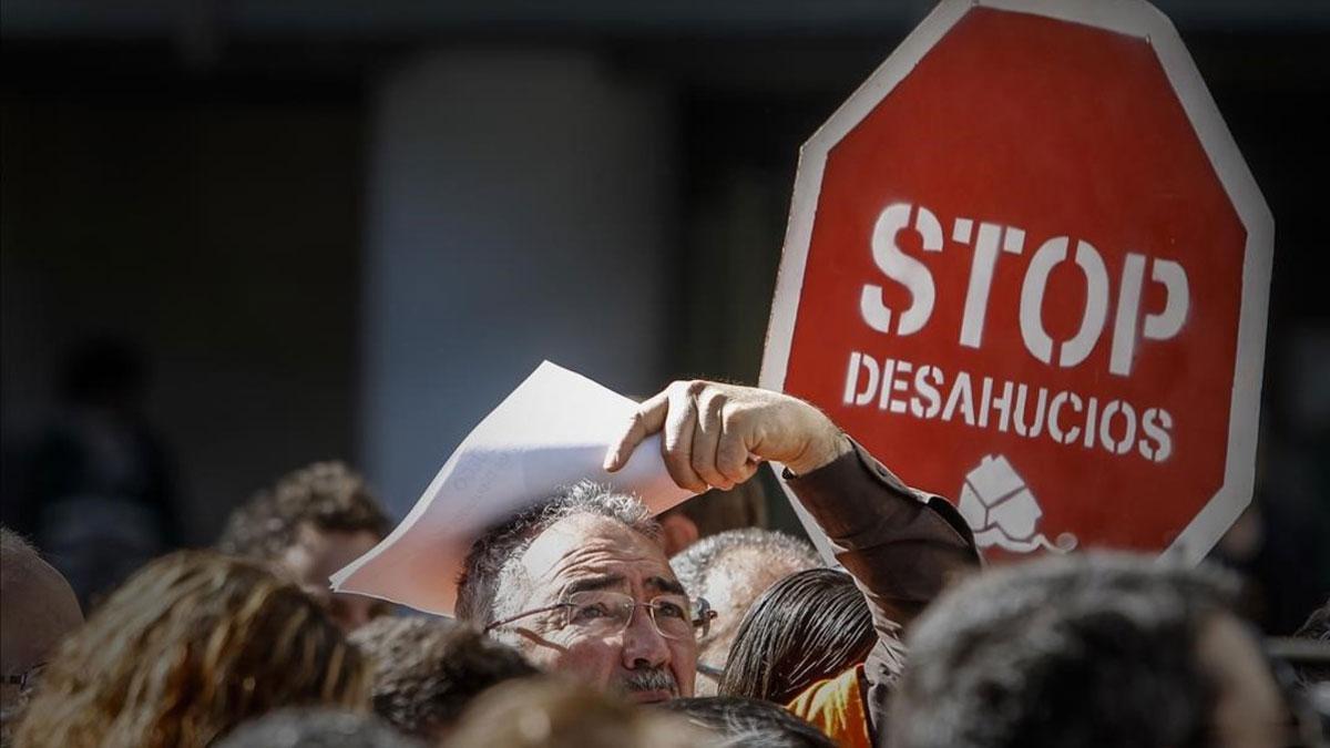 Los embargos sobre la vivienda habitual caen un 21,8% en el 2019. En la foto, manifestación contra los desahucios por problemas con las hipotecas, en Valencia.