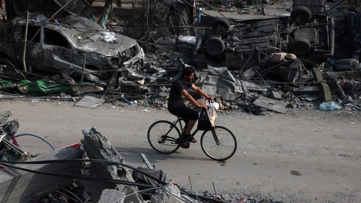 Un edificio de Gaza, reducido a escombros tras el bombardeo de Israel, este sábado.