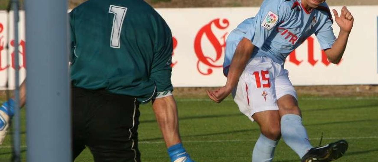 Iago Aspas lanza a portería durante un partido con el Celta B en 2008 en Barreiro. // De Arcos