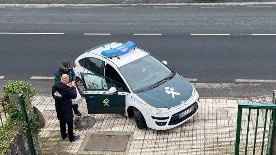 Entrega del material a la Guardia Civil en A Estrada.