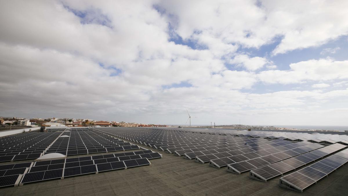Instalación de autoconsumo fotovoltaico en el centro logístico de HiperDino en Telde (Gran Canaria)