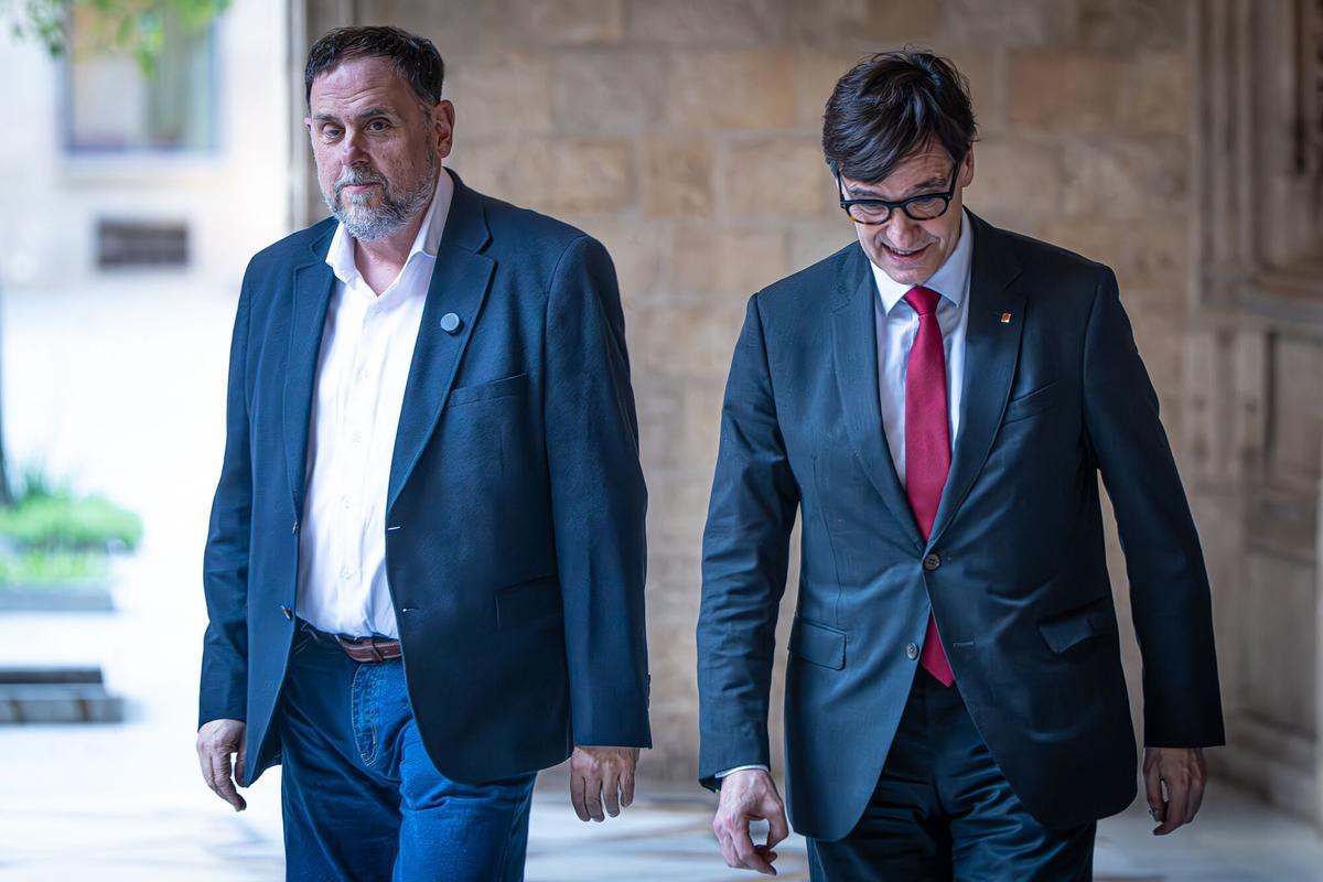 El president de la Generalitat, Salvador Illa, y el líder de ERC, Oriol Junqueras, en el acto institucional del Año Irla en el Palau de la Generalitat.