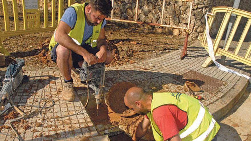 Varios operarios trabajaban ayer en la avería que se produjo en Sant Marçal.