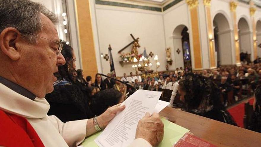 El párroco de San Jaime, Luis López, durante la lectura oficial de la lista de mayorales de 2010 que le entregaron desde Fiestas &quot;por error&quot;