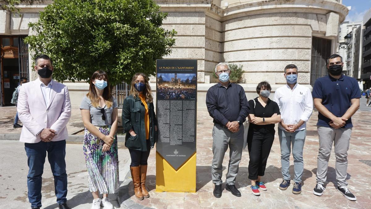 El monolito ya luce en la Plaza del Ayuntamiento