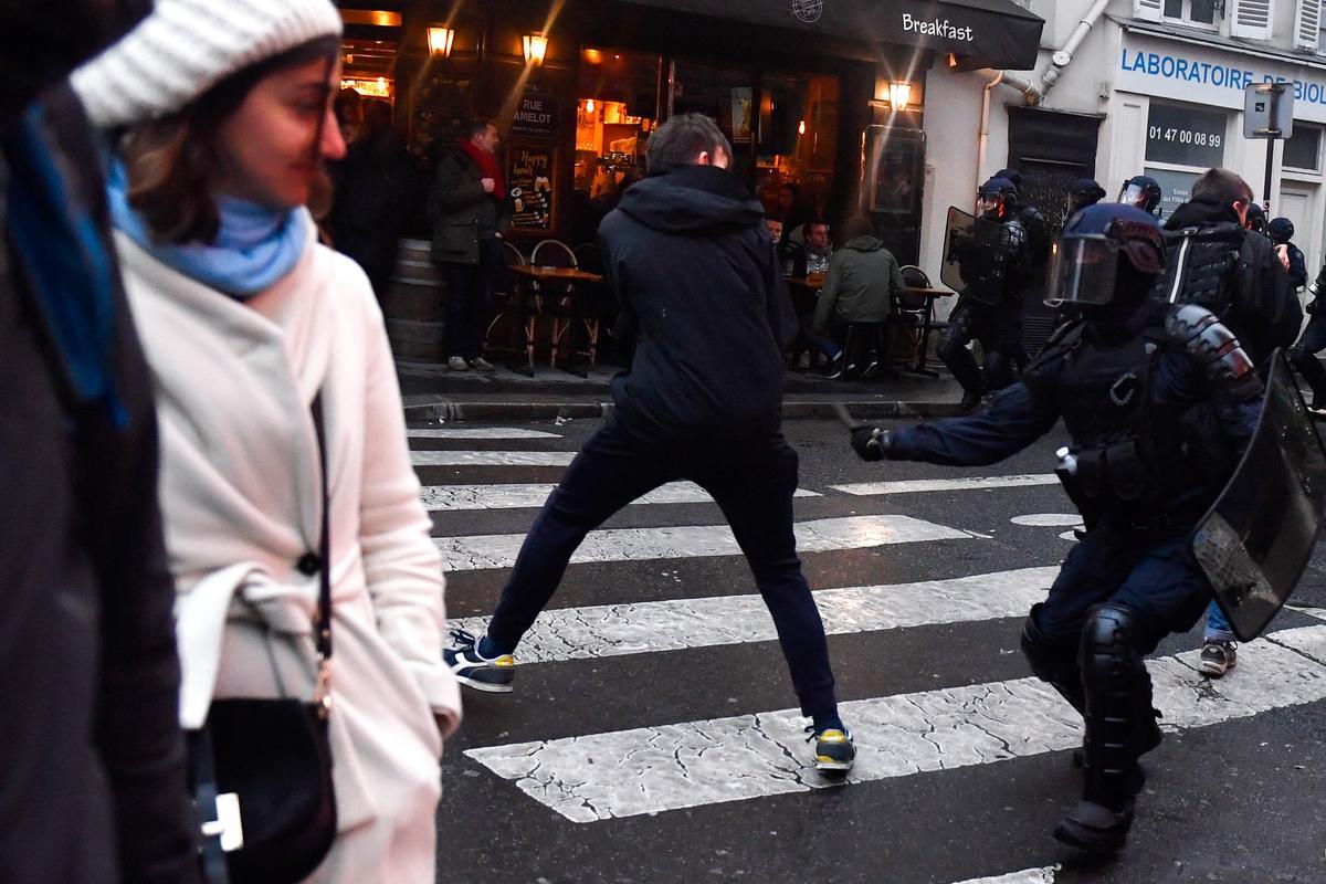 Protestas en Francia. Miles de ciudadanos se echan a las calles para manifestar su descontento con el fallo del Constitucional francés y que ha generado altercados en diferentes ciudades