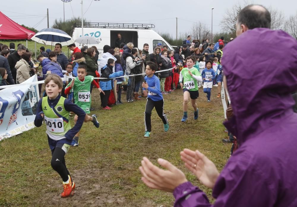 Cientos de corredores en el Trofeo San Miguel de Oia.