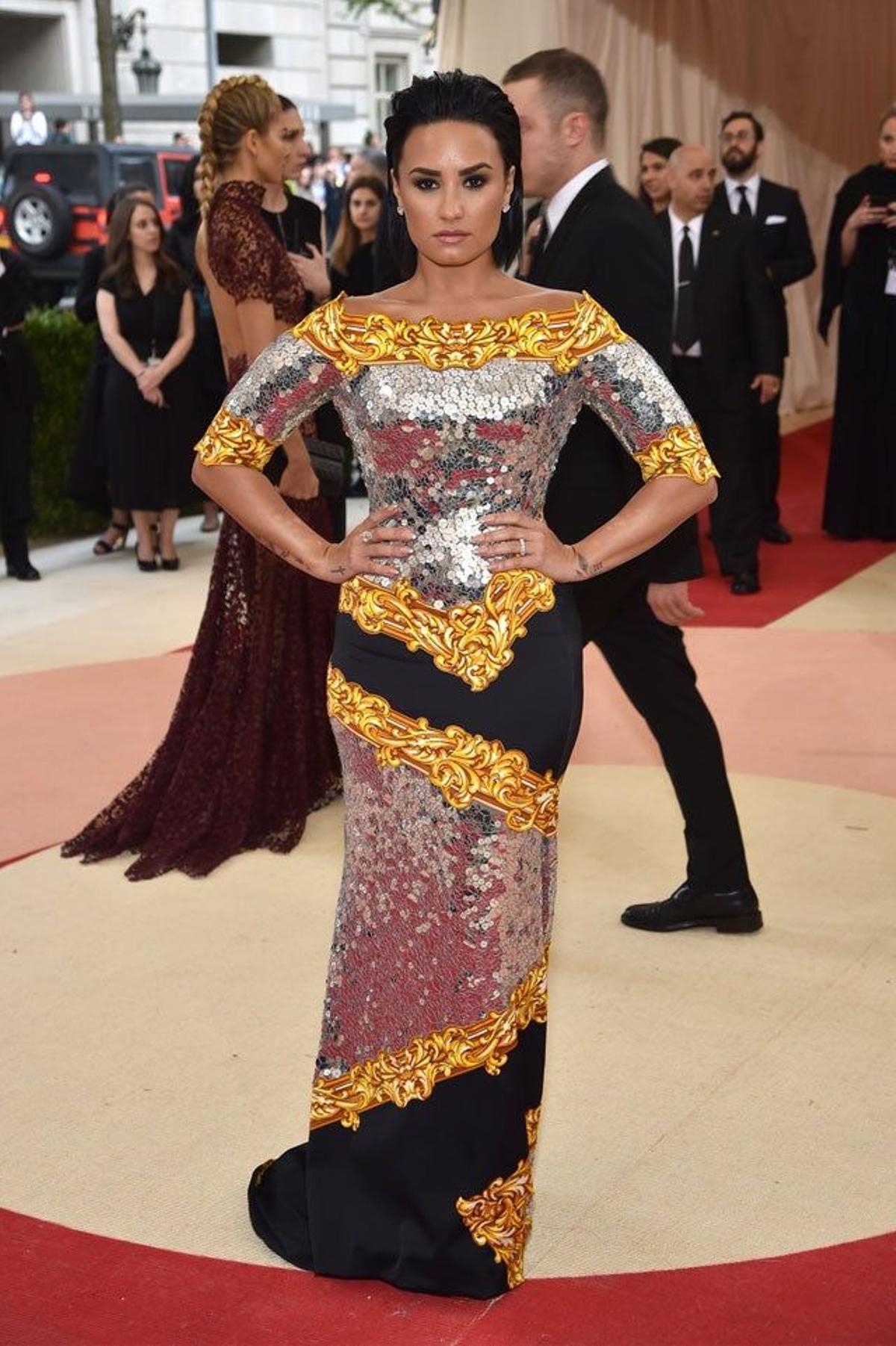 Demi Lovato, de Moschino, en la alfombra roja de la gala Met 2016.