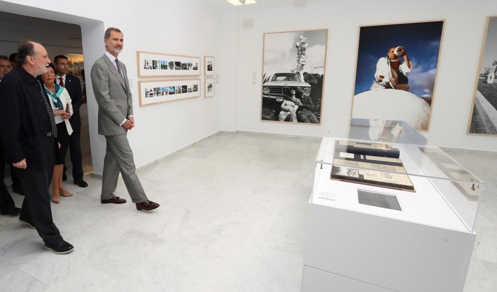 Felipe VI inaugura la exposición de César Manrique