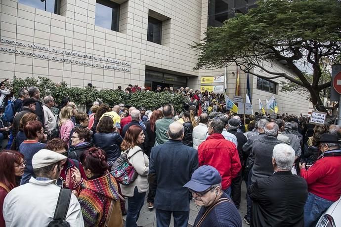 manifestación de jubilados frente a la gestoria ...