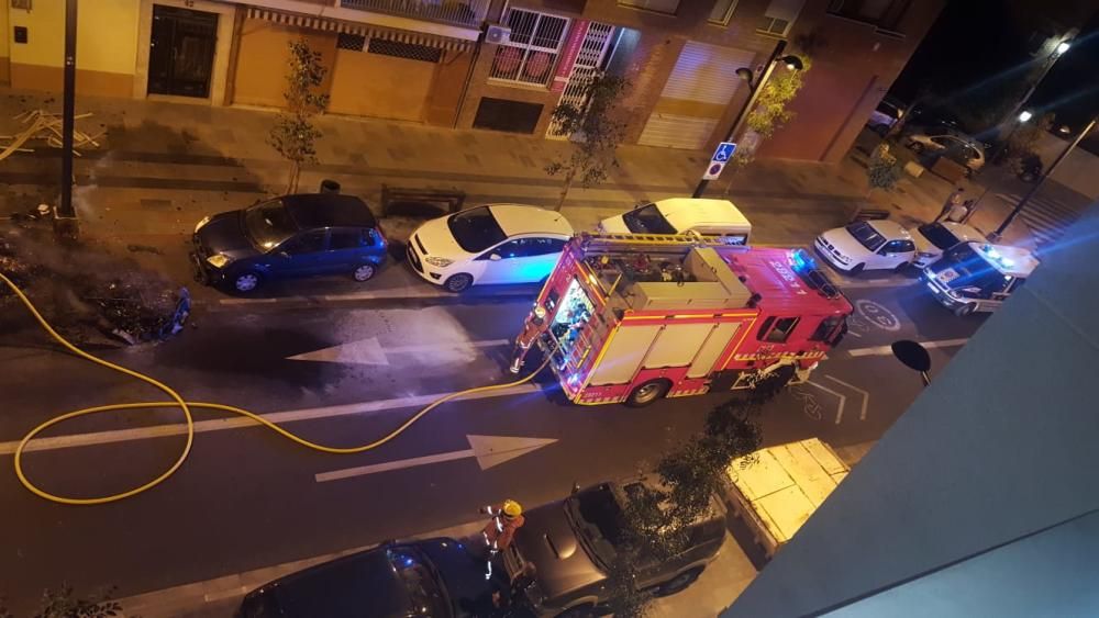 Los bomberos acaban de sofocar el incendio los tres contenedores que han ardido en Mislata.