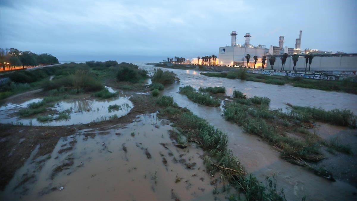 El tramo final del río Besòs con el cauce superior al habitual