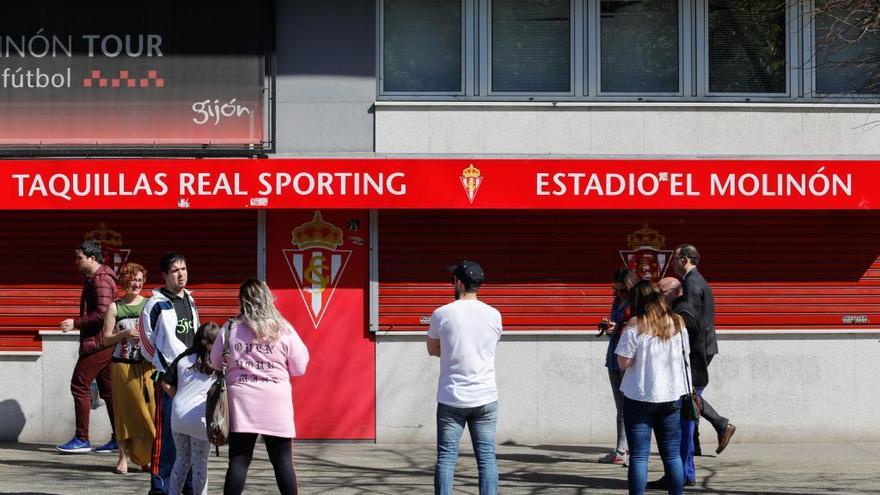 Aficionados junto a las taquillas de El Molinón para hacerse con sus entradas.