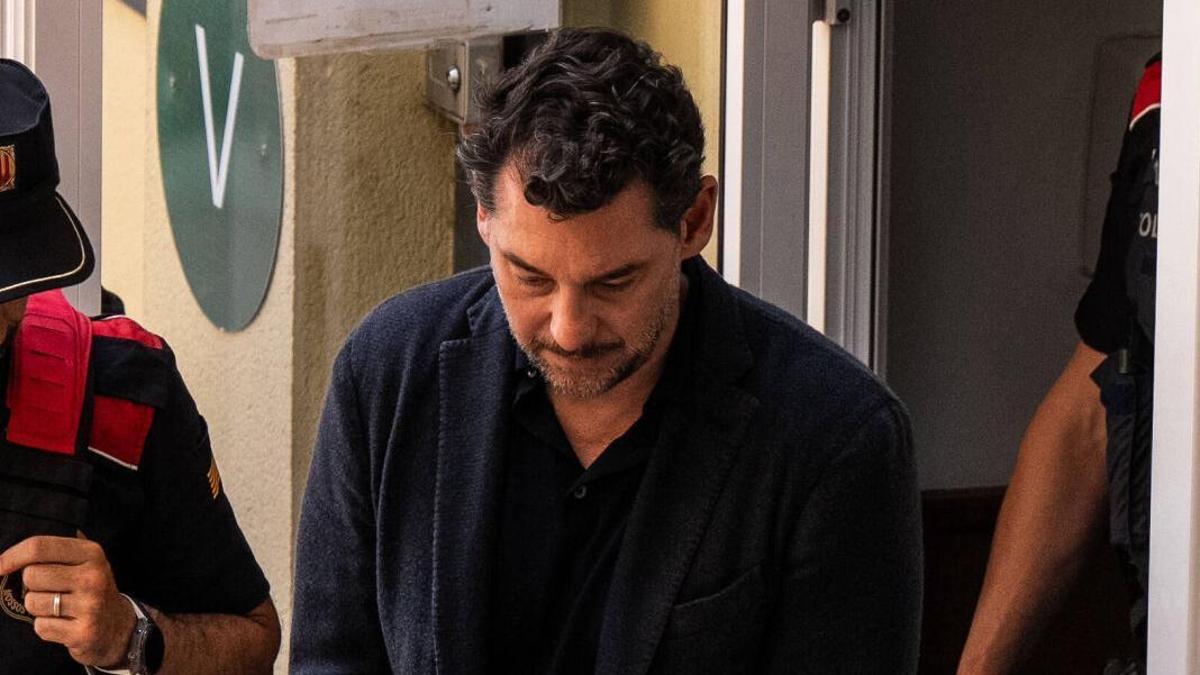 Jonathan Andic salinedo de los jugzados de Martorell debido a la detencion por presunto homicidio de su padre Isak Andic.