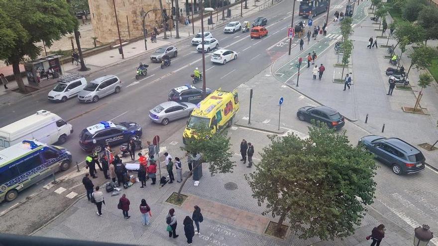Una motorista resulta herida tras colisionar con un vehículo a la altura de la Torre del Oro