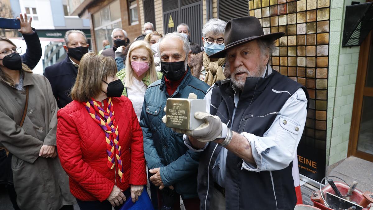 Gunter Deming, con el adoquín para Olvido Fanjul, con los hijos de ésta, Eloína y Manuel Blanco, y con la edil Salomé Díaz y la alcaldesa Ana González, al fondo.