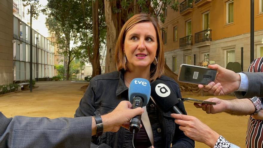 María José Catalá atiende a los medios en las Corts.